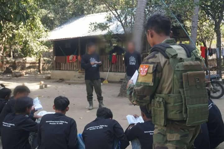 ANoahnyein's tweet image. လူ့အခွင့်အရေးဆိုင်ရာဝန်ကြီးဌာနက ဖြန့်ဝေတဲ့ စစ်သည်တော်ကျင့်ဝတ်စည်းကမ်း(CoC) လက်ကမ်းစာစောင်တွေကို ထပ်ဆင့်ဖြန့်ဝေ ဟောပြောနေကြတဲ့ 96 soldiers PDF များ    
#NUG
#MOHR
#96_soldiers_PDF
Photos Crd