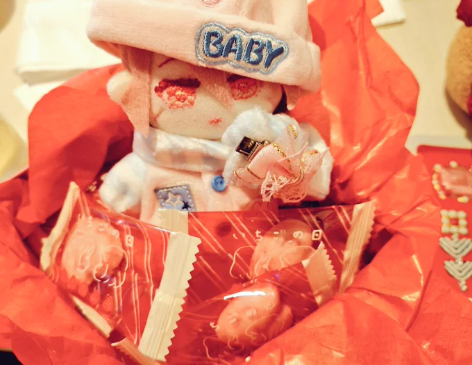昨日の坂ガ丘オフでバレンタインチョコ交換で鼎くん→徒桜でもらったチョコ缶もかわいいしチョコはハート型だから5個集めたら桜になるしで嬉しいあおかぜさんありがとうございました 