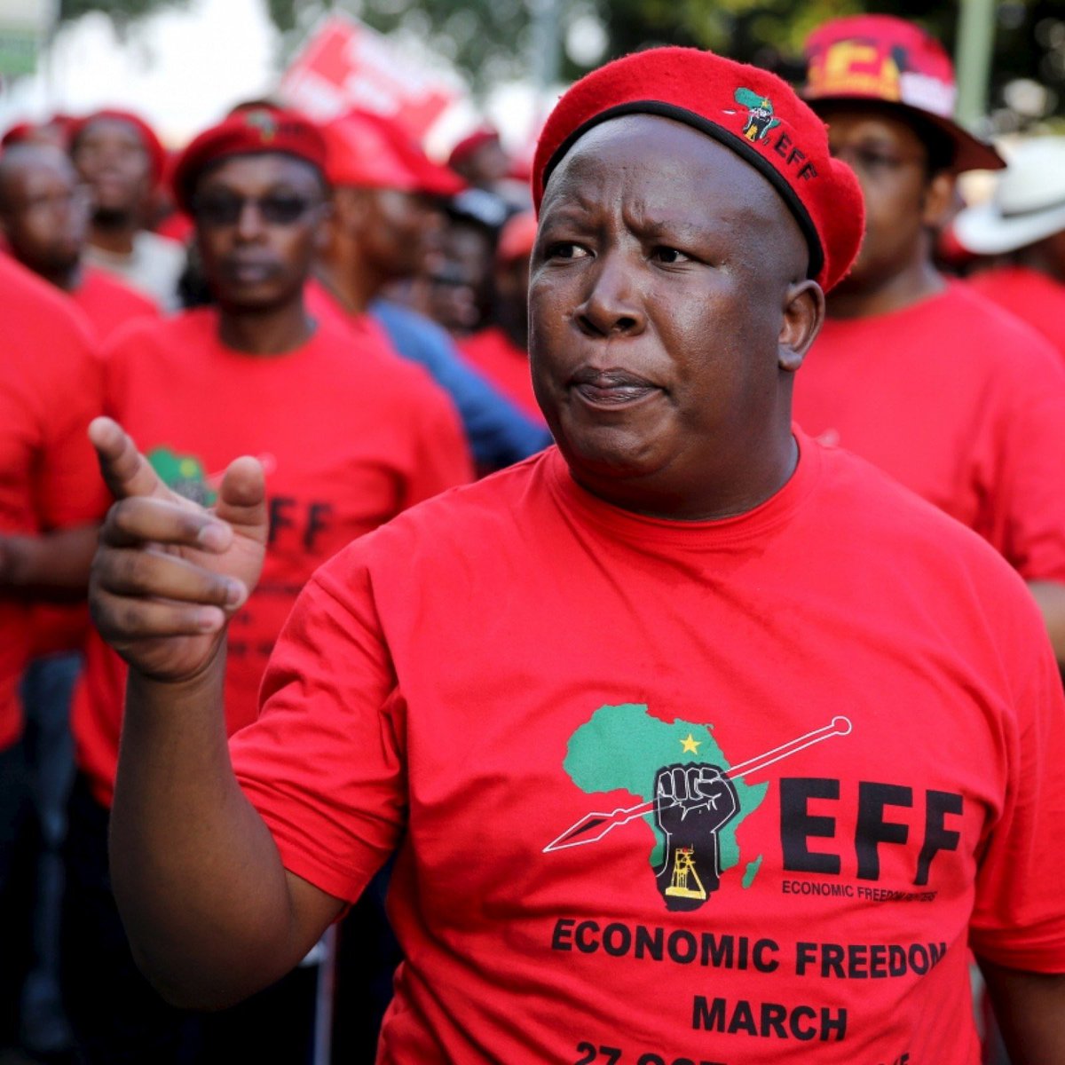 Patriote257's tweet photo. Uyu mugabo @Julius_S_Malema arongoye umugambwe @EFFSouthAfrica ( Economic Freedom Fighters ) utavuga rumwe n’ ubutegetsi bwa president @CyrilRamaphosa muri South Africa 🇿🇦

Naho ari muri opposition, hageze kuvugira igihugu ciwe afata iyambere ariko aha iwacu @RWasa ni bla bla bla https://t.co/B8Uk6NgIcb