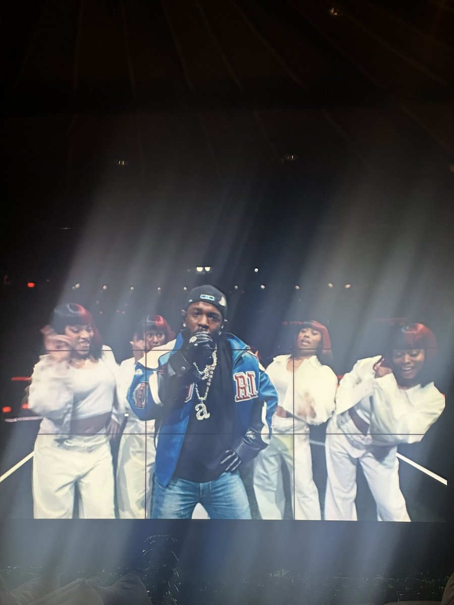 ericbolling's tweet photo. MAKE IT STOP!!!

#SuperBowl 
#HalfTimeShow https://t.co/V0EYApe3zg