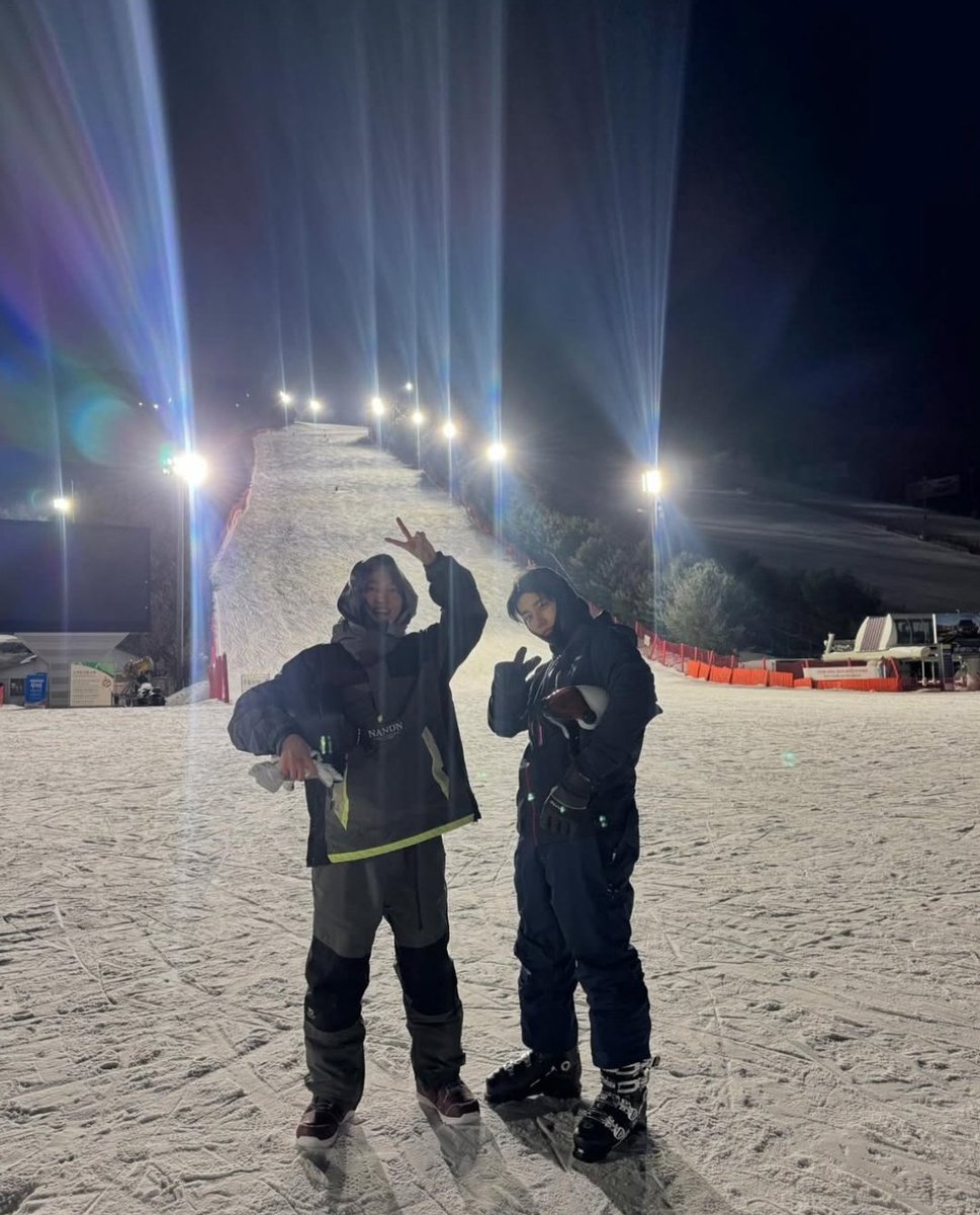 mparkmoom2's tweet photo. 1枚目でこのイケメンは見覚えがある…と思ったらみょんさんジェイアス君とスノボ行ってる〜🥹尊いヤバイ(ロハ兼ピュズの私は)嬉しい嬉しい🥹
#ASTRO #MJ #ONF #제이어스 #j_us #ジェイアス #スンジュン #온앤오프 #승준 https://t.co/guwjChYnsT
