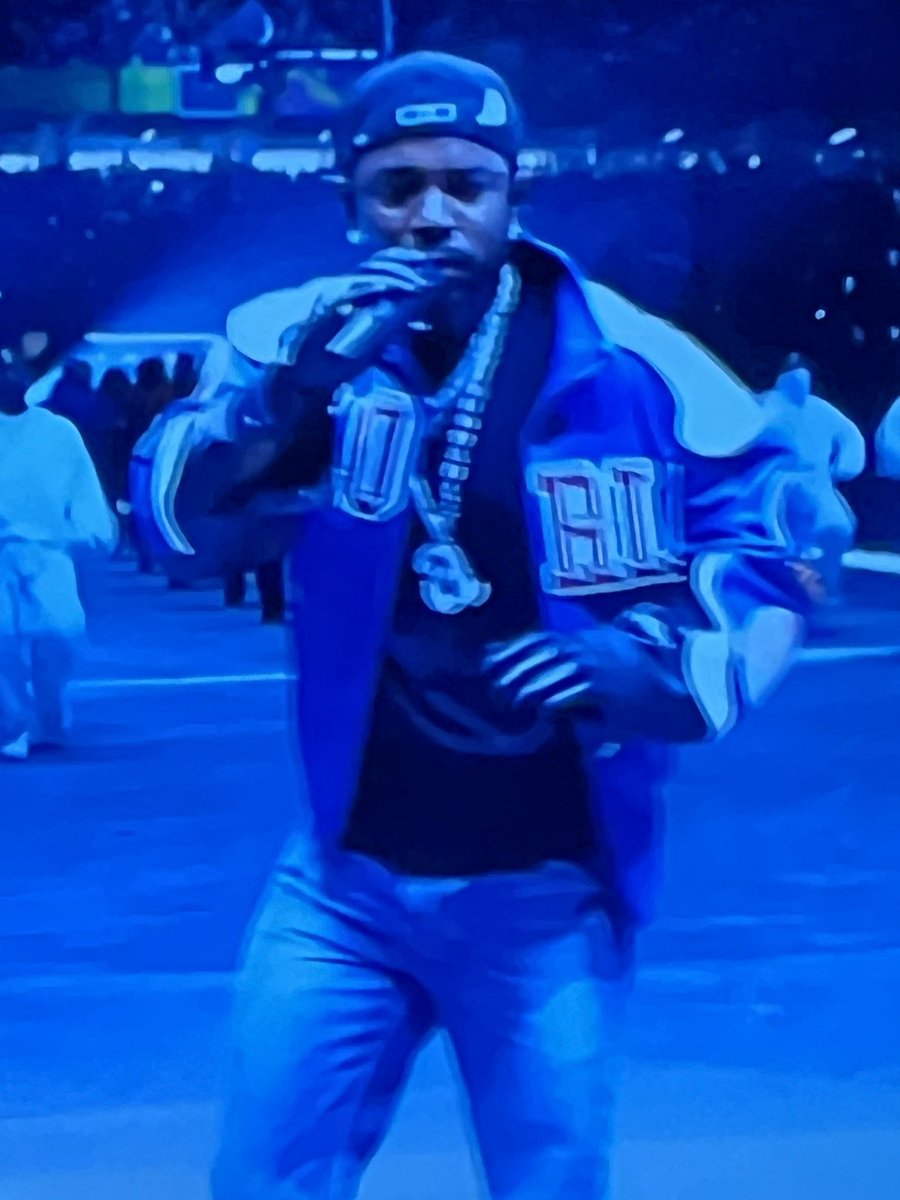 The lowercase ‘a’ chain lmfaooooo.

A MINOORRRRRRRRRRRR

#SuperBowl #kendrick