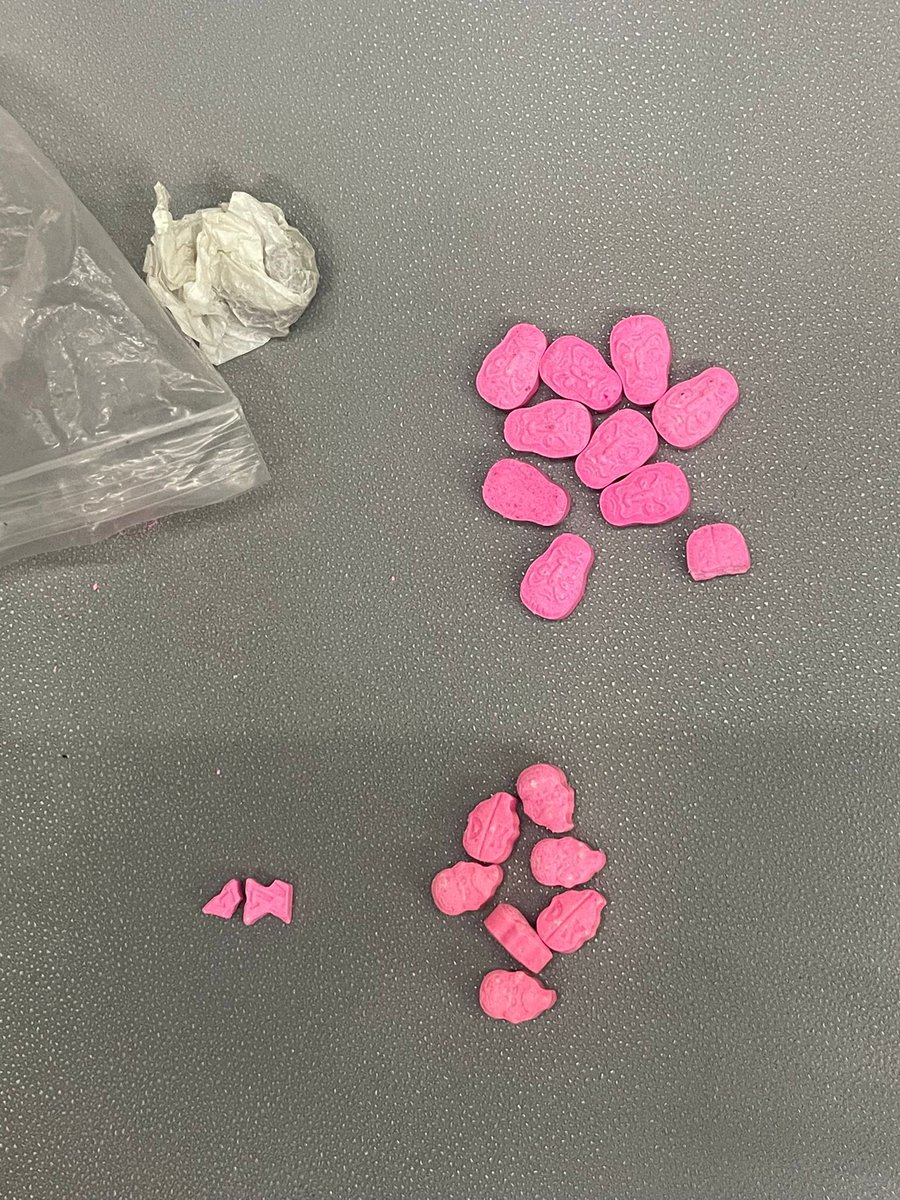 PoliciaMV's tweet photo. Si eres el “narcotraficante” que ha perdido en el bus la mercancía, no te molestes en ir a la oficina de #ObjetosHallados 

Llámanos, te ofrecemos atención personalizada 
☎️092 https://t.co/cQIxt2mrDD