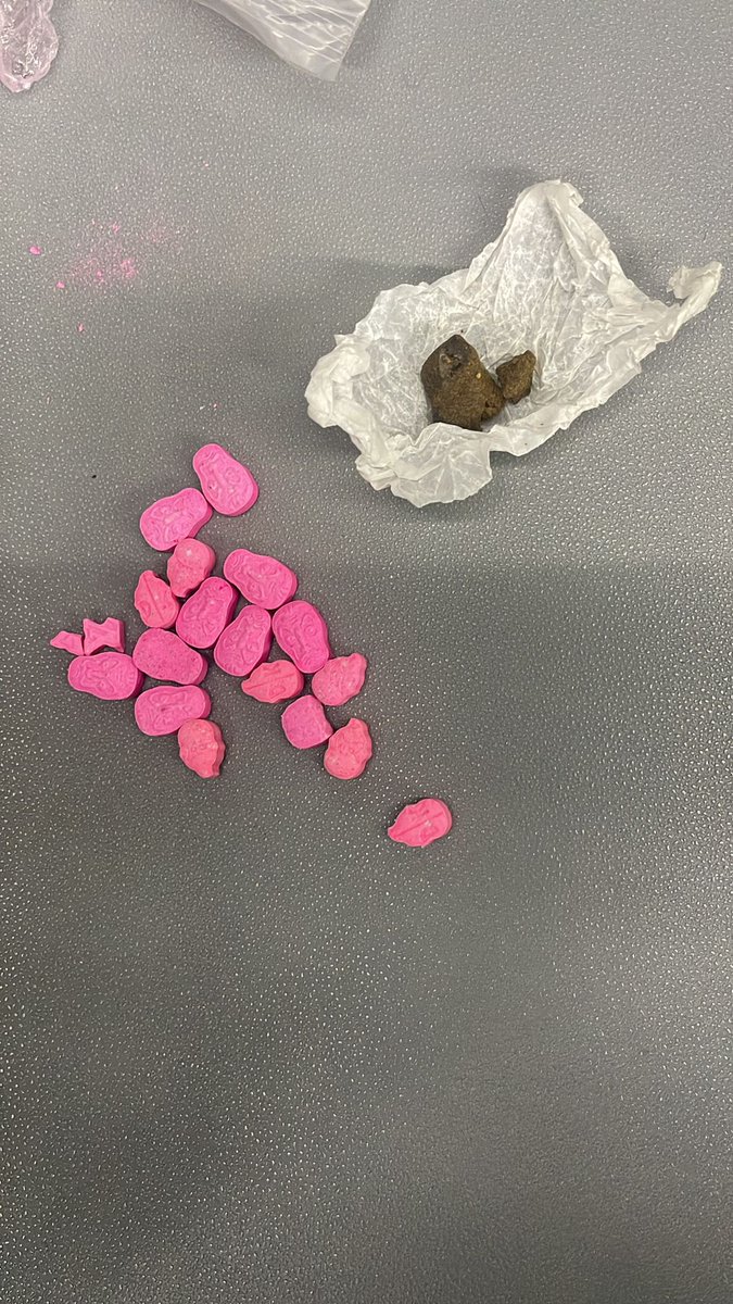 PoliciaMV's tweet photo. Si eres el “narcotraficante” que ha perdido en el bus la mercancía, no te molestes en ir a la oficina de #ObjetosHallados 

Llámanos, te ofrecemos atención personalizada 
☎️092 https://t.co/cQIxt2mrDD