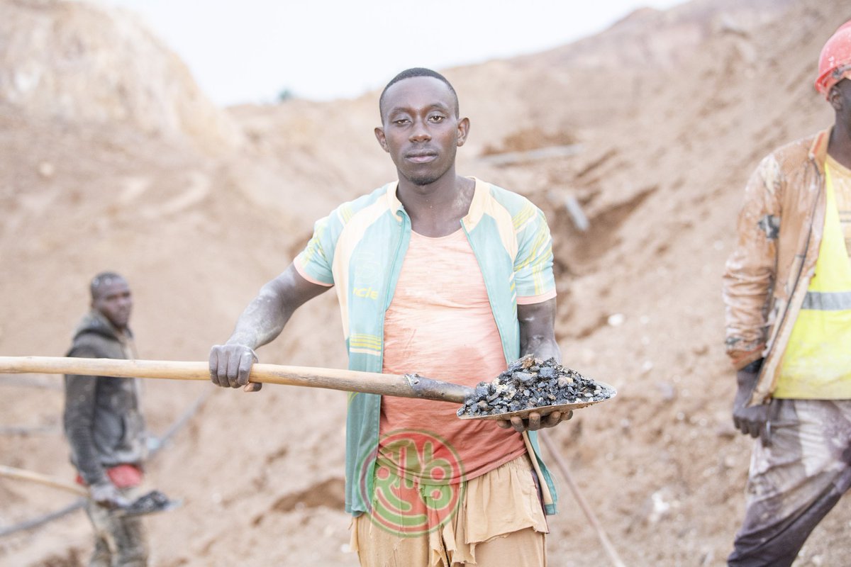 RTNBurundi's tweet image. Les employés de #BME apprécient les améliorations apportées par la Société, notamment une augmentation des salaires. Alors que #COMEBU rémunérait  ses employés à 15 000 Fbu par kg, #BME offre désormais 30 000 Fbu par kg.