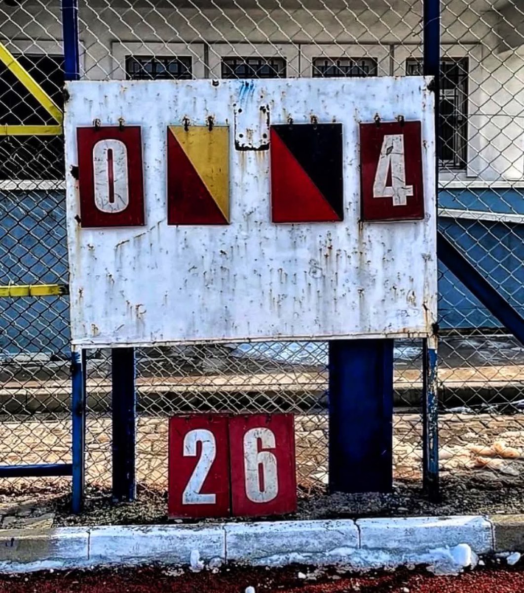 Bu fotoğraf bize tarih, bize bir eserdir. Yarın çocuklarımıza göstereceğimiz mirastır. Gerçek sevgiyi, futbolu yaşayanlara aittir. İyi ki <a href="/Eskisehirspor/">Eskişehirspor</a>  💪🔴⚫️