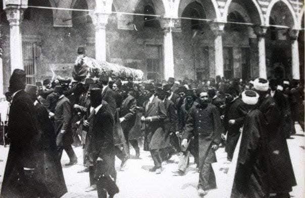osmanoglu_79's tweet photo. #AbdülhamidHan 

Vefatının 107. Sene-i devriyesinde dedem Sultan 2. #AbdülhamidHan 'ı rahmet ve minnetle yâd ediyorum. Mekanın cennet olsun https://t.co/hc3qvk8rcR