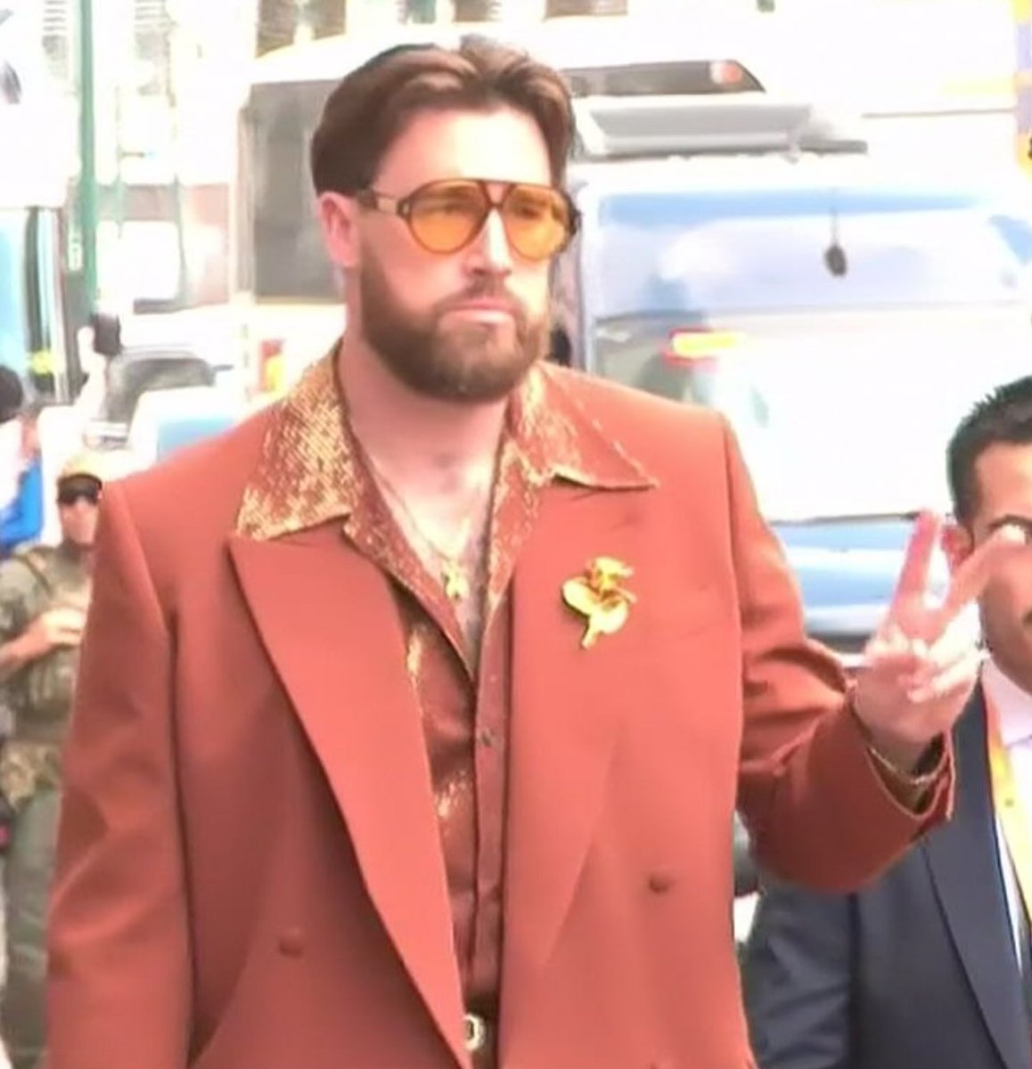 michaeldean0116's tweet photo. Travis Kelce showing up looking like he’s about to star in a new Ocean  movie with Brad Pitt and George Clooney than play the Super Bowl 

#TravisKelce  #SuperBowlLIX  
#SuperBowl #nfl #Chiefs  #kansascitychiefs #chiefkingdom
 #KCChiefs https://t.co/esoyXYaHJg