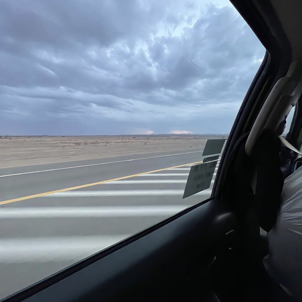 _sh84's tweet image. سارحٍ في هواجيسه ماله ومالّ الناس .