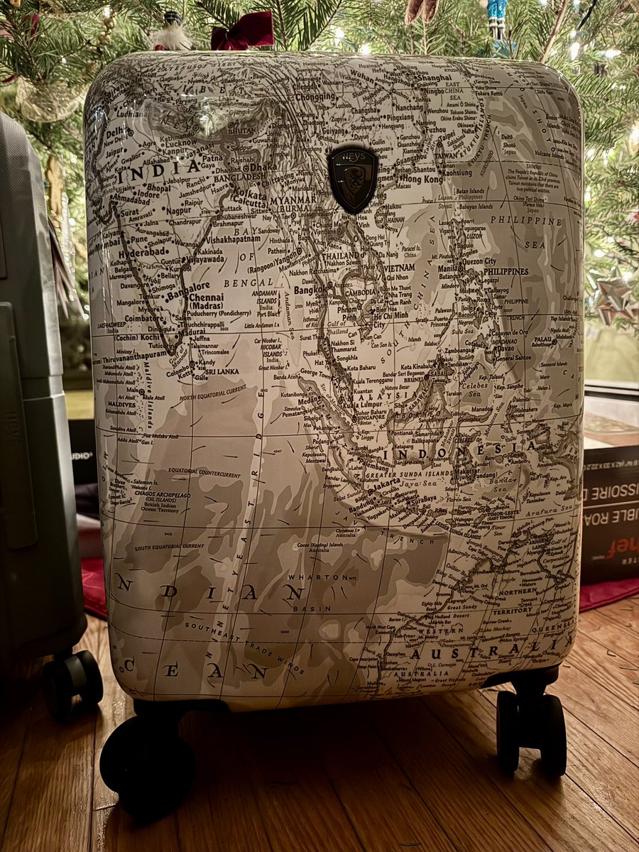 For almost 15 years I used my favourite dark blue <a href="/HeysLuggage/">Heys Luggage</a> xcase carry-on…it went everywhere with me, even a local weekend getaway…one day it finally broke. The zipper finally had enough…guess what I got for Christmas? 
Welcome journey3g, I look forward to many more years