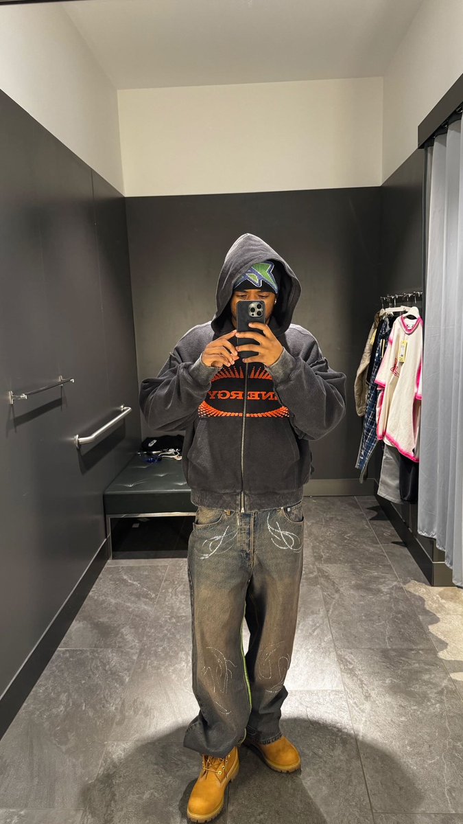_ogeric's tweet photo. H&amp;M X Heron Preston🔥 https://t.co/xYo3KnqOJN