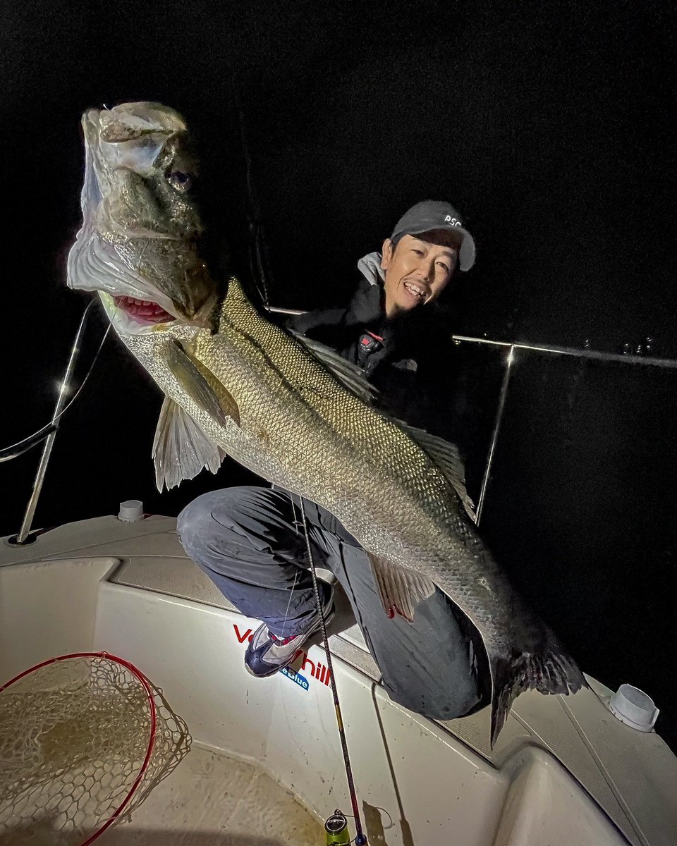sei_uchida_fish's tweet photo. 動画にもUPしたシーバスですが実はこの魚、スタートフィッシング開始2投目で出ました。その後は静まり返ったのですが、アミについているシーバスはレンジ上ずっていて、単発でデカいの居そうです。
#PR #APIA #BlueBlueFishing #SNECON50S #popseacrew #ZALTS #LINESYSTEM #XENOS #アミパターン https://t.co/WwFopLYhu9