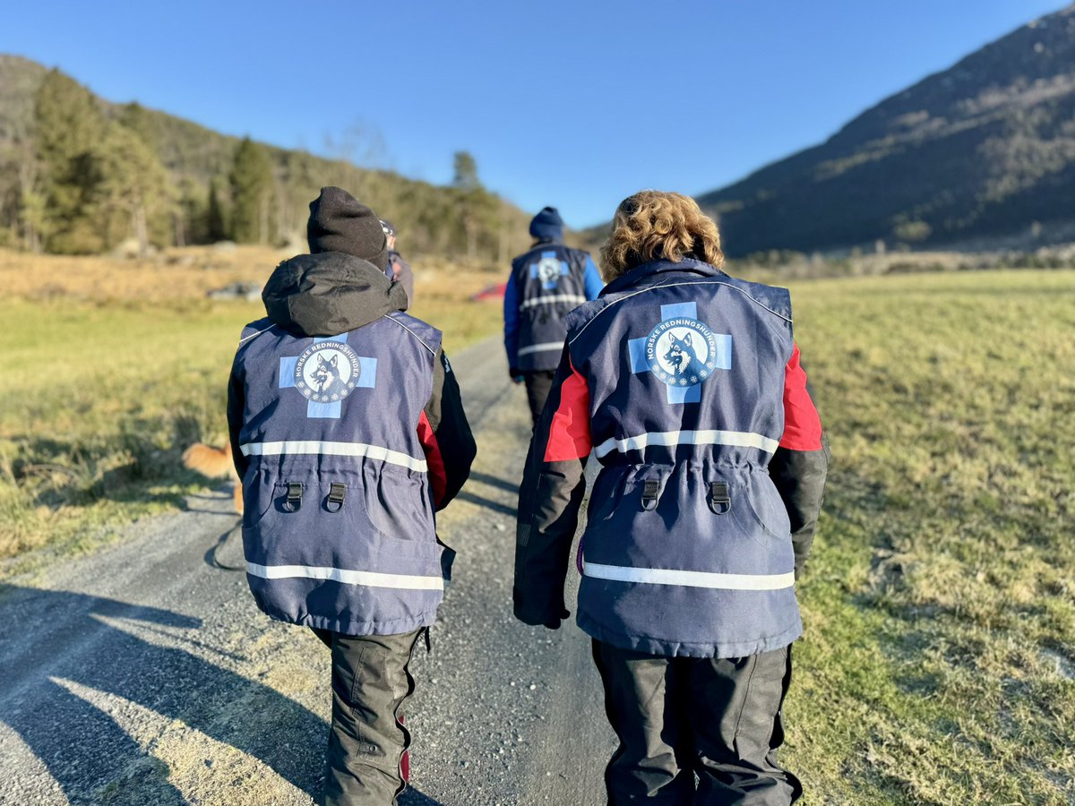 Heute war ich wieder beim #NRH-Training – jedes Mal beeindruckend! Die Fellnasen leisten Großartiges, aber auch die Menschen dahinter. ♥️
Tøle ist mit Begeisterung dabei – und vielleicht irgendwann ein echter vierbeiniger Held! 🐺 ⛑️

#Rettungshunde #VierbeinigeHelden