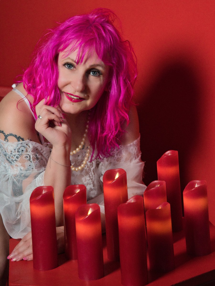 Im Kerzenschein.

#pinkhair #schiessbudenhexe #kerzen #bestager #studio #fotogen