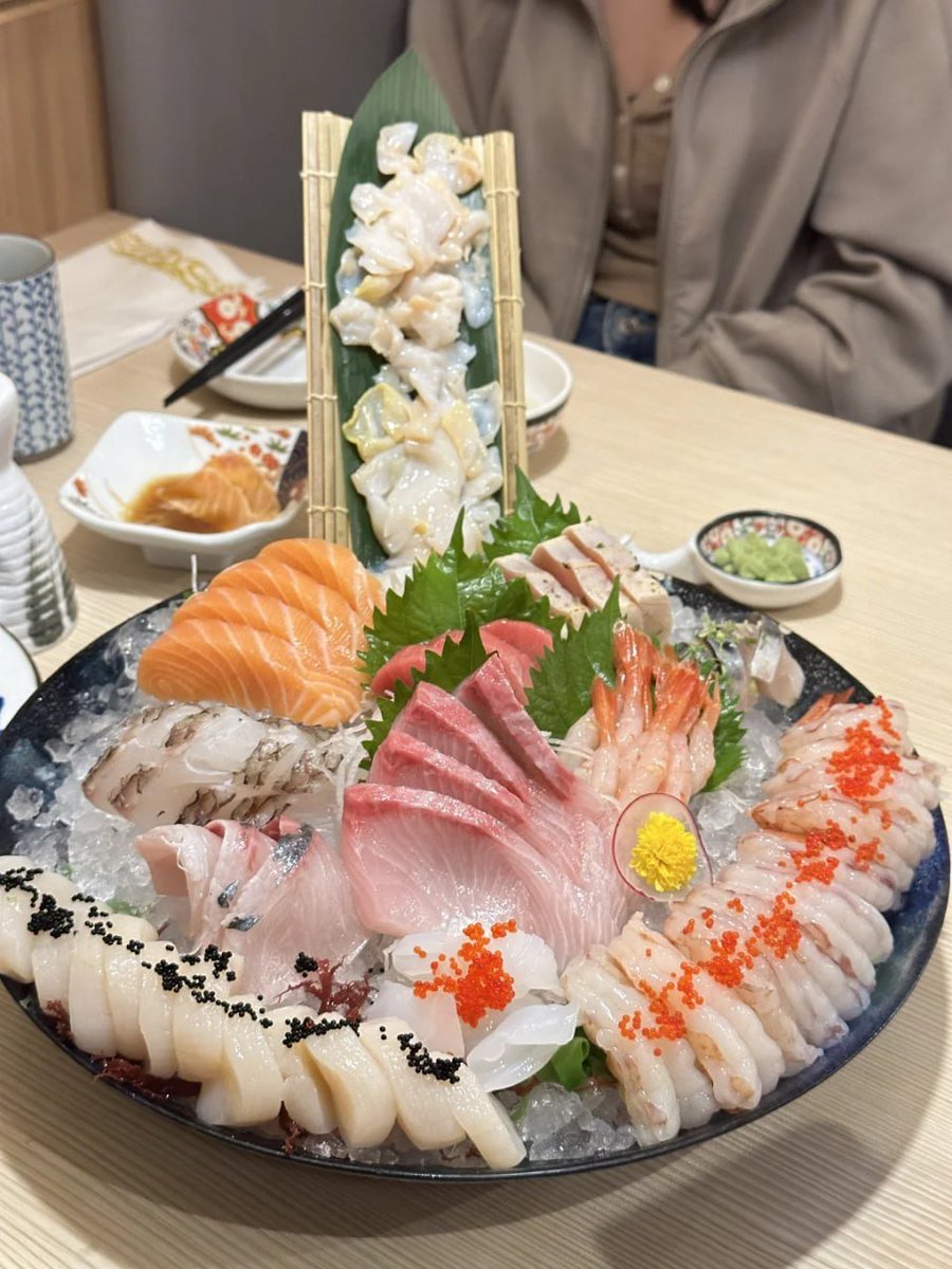 Memory_9010's tweet photo. Good friends, great seafood, and even better memories. https://t.co/vh0kZzvryq