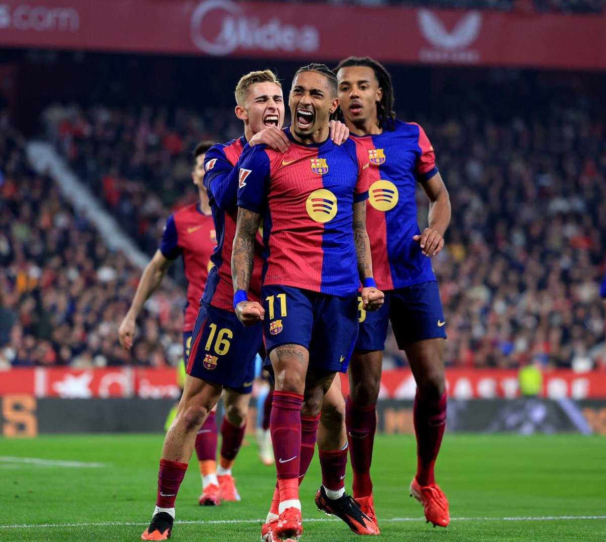 RaphinaaV1's tweet photo. THIS IS BARCA!!! ❤️💙 https://t.co/vcvB8h2Bql