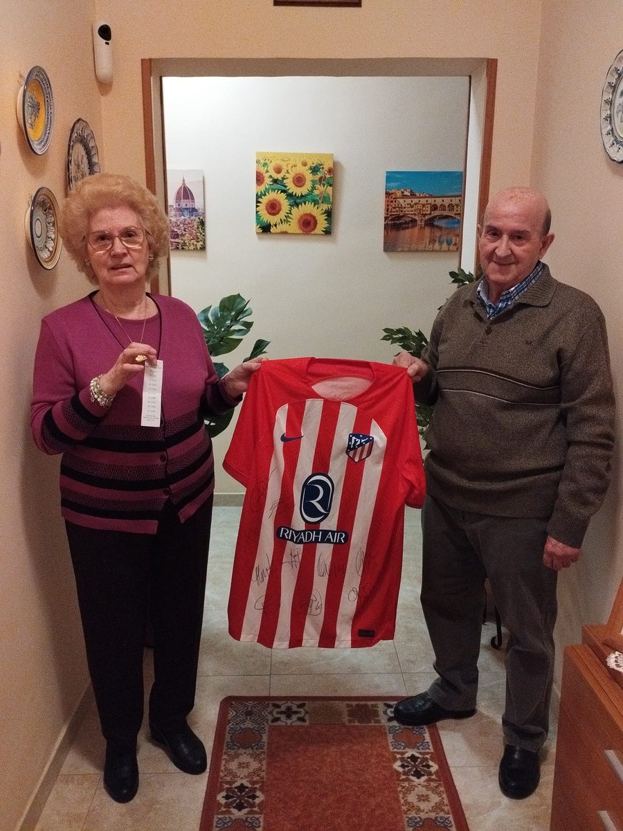 Entregamos el premio de la Rifa Parroquial del mes de enero, camiseta de Griezmann firmada por todos los jugadores 
Enhorabuena!!!!
Gracias a todos por participar cada mes en la #RifaParroquial a beneficio de la iglesia de #Yepes
