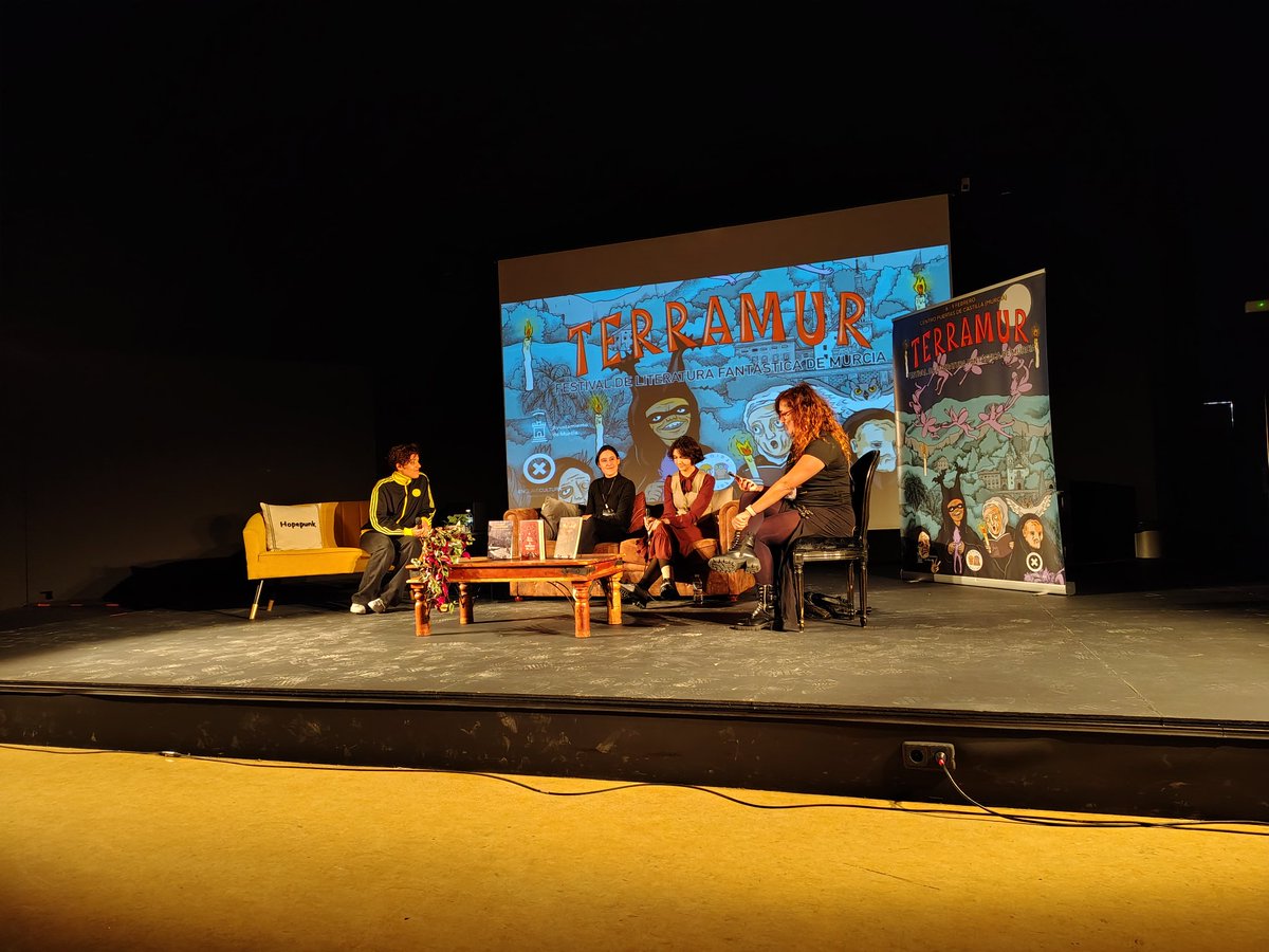 Primer #Terramur he vuelto muy feliz y motivada

Hubo que elegir charlas, no quedó más remedio. Me gustaría destacar dos de mis drogas favoritas: 

El retrofuturismo con <a href="/Beatriz_Alcana/">Beatriz Alcaná 🐺 Lupus est tibi visus</a> <a href="/KimiSurrealist/">Maeva 👁️</a> y <a href="/talitaisla/">Talita Isla</a> 

Fantástico&amp;rural con Pablo Loperena, Clara Díes y <a href="/ana_b_nieto/">Ana B. Nieto 📚✍️</a>