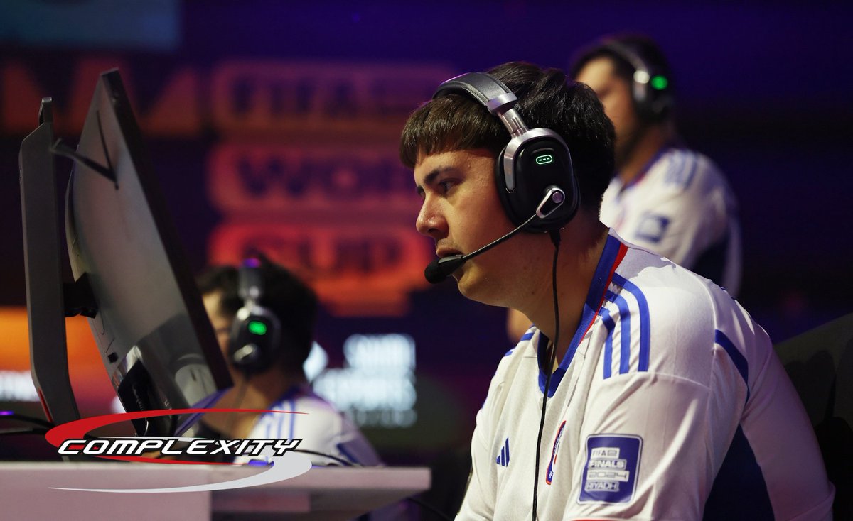 RocketCaliente's tweet photo. 🏅 TOP 4 PARA COMPLEXITY 🇺🇸
Nuestro querido @ComplexityRL Superlatino finaliza el segundo regional cayendo ante el roster subcampeón del mundo en semis, ¡GG! 👏
🇨🇱 @ReysbullWRLD
🇪🇸 @rl_crr
🇧🇷 @diazrll
🇦🇷 @AguesomeGG (C)
🇪🇸 @BraanRL (C) https://t.co/ZVsiVhB5MR