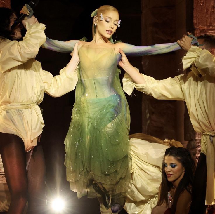 sweettsunshin3's tweet photo. ˙•∘.ꕤ All Ariana Grande performances at the Met Gala - A thread .∘•˙ଓ https://t.co/JqXok2aqQv
