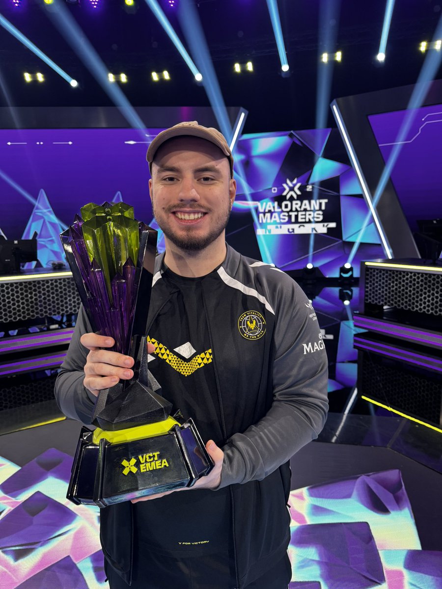 Derke's tweet image. GG WP ITS DERKIN TIME
I DID IT FOR ZYWOO

CYA IN BANGKOK T1 #VforVictory