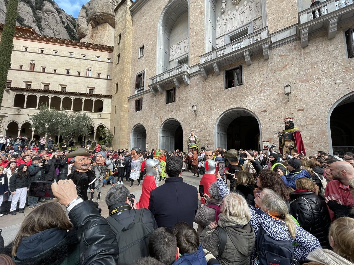 Avui ha estat una jornada històrica per la ciutat de Valls!

Els Nans, els Gegants i, extraordinàriament, l’Àliga de la Ciutat, s’han desplaçat a Montserrat per acompanyar a les autoritats vallenques amb motiu de la Matinal organitzada pel Mil·lenari del monestir.
