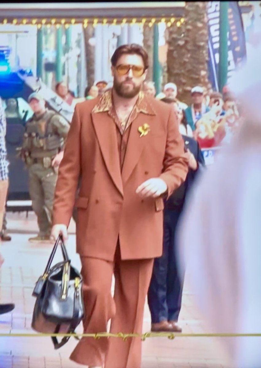 nicoledonovan's tweet photo. Hey, @tkelce!  @GibbBarry called and asked for you to dry clean his suit before you bring it back! 😆

#SuperBowlLIX #NOLA #ChiefsKingdom #Chiefs #FoxSports #stayinalive #barrygibb #groovy https://t.co/1JEYriyjXE