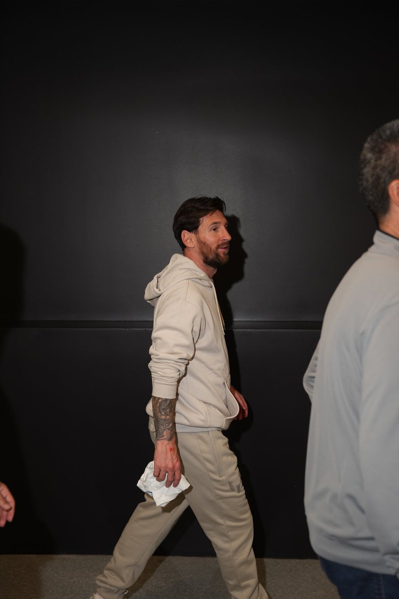 porqueTTarg's tweet photo. "Lionel Messi":

Porque fue a ver el Superbowl y los usuarios aseguran que está en su "prime estético". https://t.co/PFjLNxfB0f