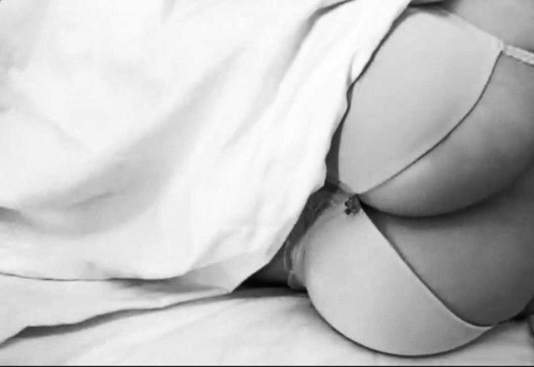 evesangelwings's tweet photo. Sundays are for lounging...🕊🖤 https://t.co/8epOnHDfjV