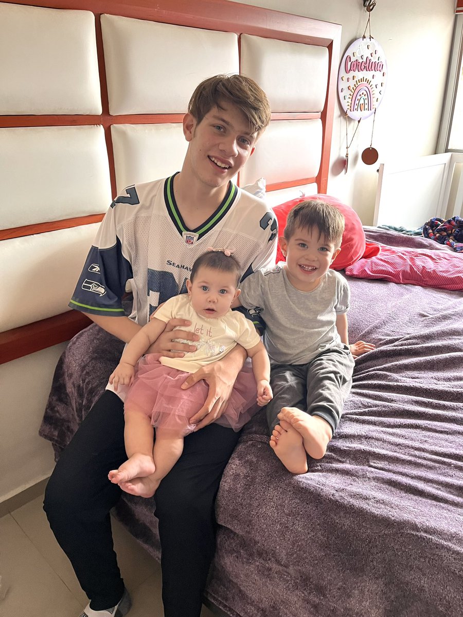 CaroMHC's tweet photo. Trío de tres pasantes 😅❤️💖❤️ #hakunamatata https://t.co/t4jGlWhmKF