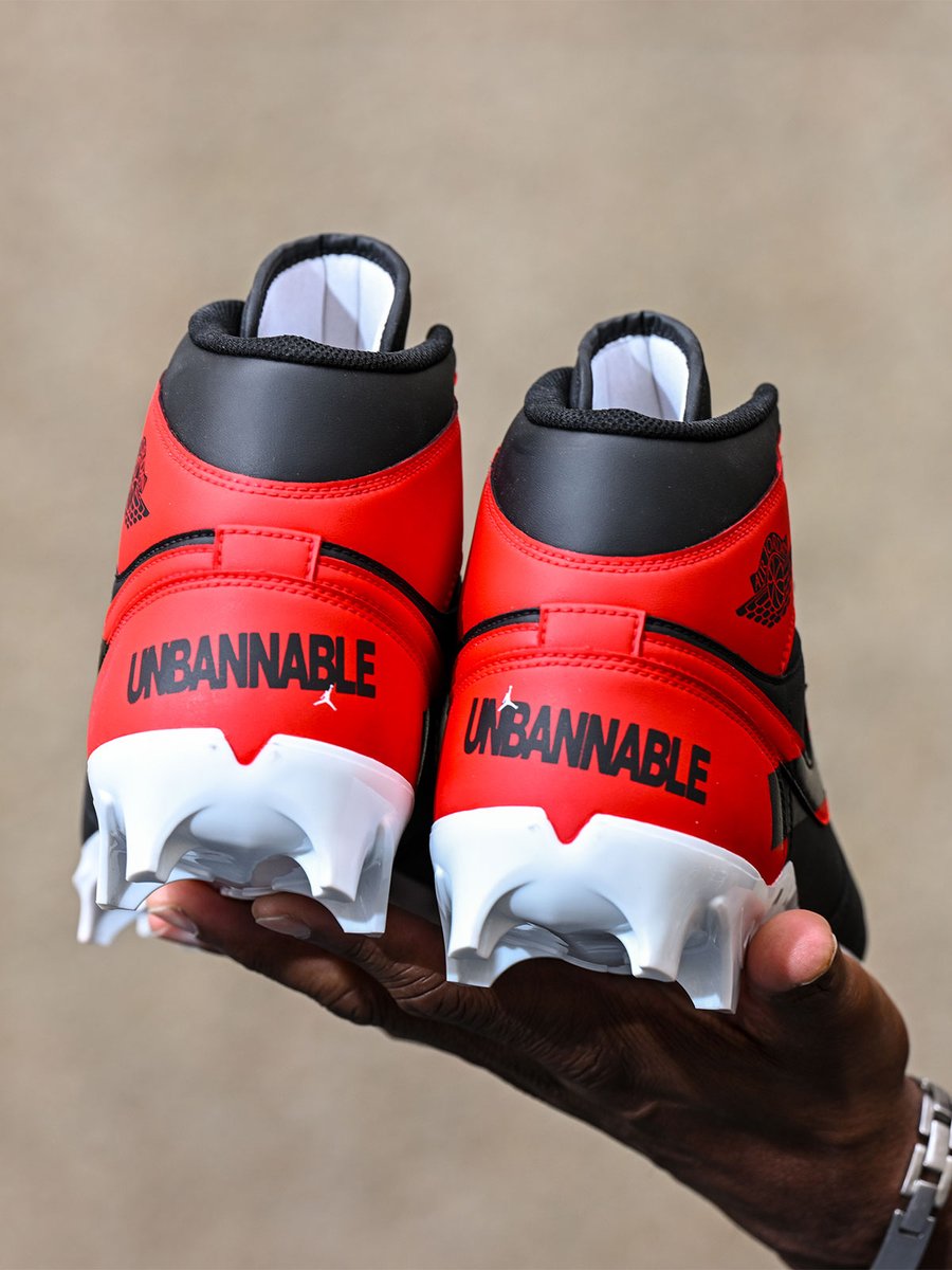 SneakerNews's tweet photo. Jalen Hurts' Air Jordan 1 "Unbannable" PE Cleats for Super Bowl LIX 🔥 https://t.co/egUS9OGMOe