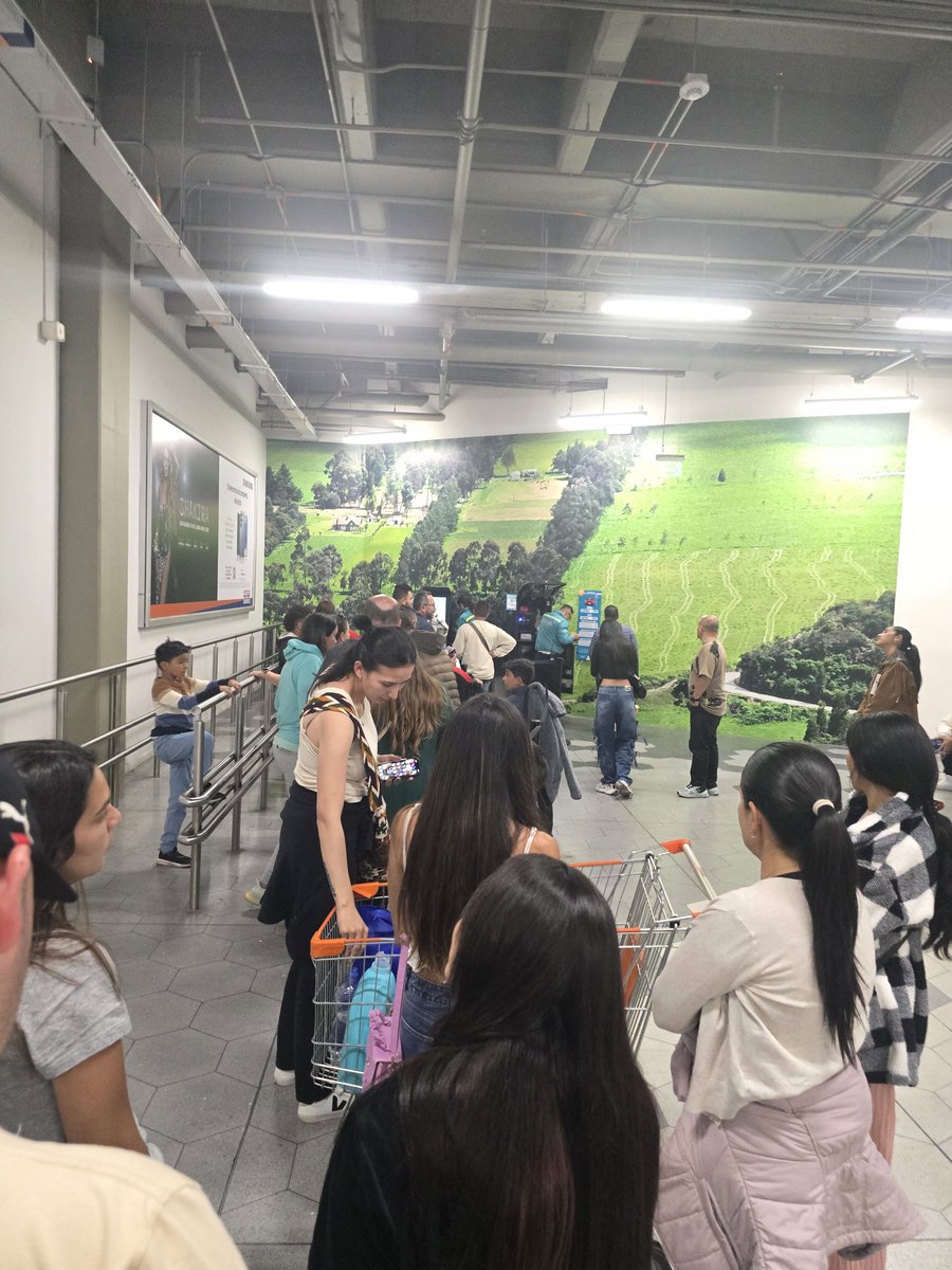 xaccerg's tweet photo. Pagar el parqueadero en el centro comercial El Eden es una cosa de locos, solo le funciona una máquina y la cola duro al rededor de 20 minutos https://t.co/DAZyVNYVaZ