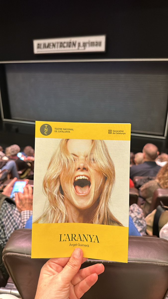 I finalment hem anat a veure al meu estimat #PratiColl a la Sala gran que sempre es queda petita per ell! 
Meravellosa <a href="/meriyanes/">meritxell yanes</a> amb diferència! Destaca entre tots els personatges i dona dinamisme! Bravo❤️‍🔥
#laranya <a href="/teatrenacional/">TNC</a> 
<a href="/dvd_bosch/">dvd_bosch</a>