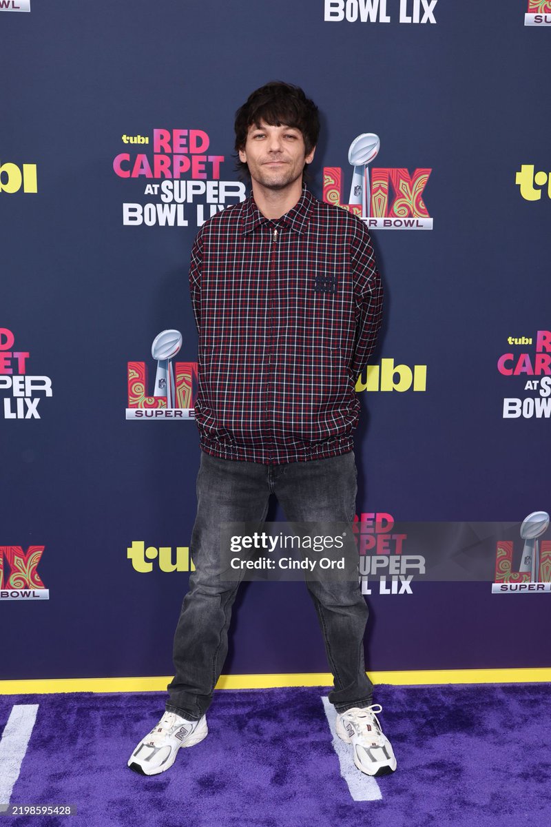 musicnewsfactpl's tweet photo. Louis Tomlinson podczas #SuperBowl https://t.co/vDD6OHk8nk