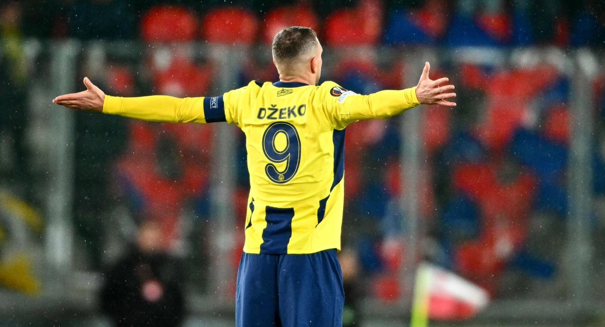 FenerSol1907's tweet photo. Koşun gidin, sizi kim Fenerbahçeli yaptıysa elini öpün, bu dünyadan göçtüyse minnetle anın onu. 

Malum takımlı olsaydınız bambaşka bir insan olacaktınız. O takımı savunmak zorunda kalmak inanın karakterinizi de adilikle, alçaklıkla, üçkâğıtçılıkla yoğuracaktı çocukluktan itibaren. Richard Sennett'in "karakter aşınması" dediği hadisenin bir versiyonu.
