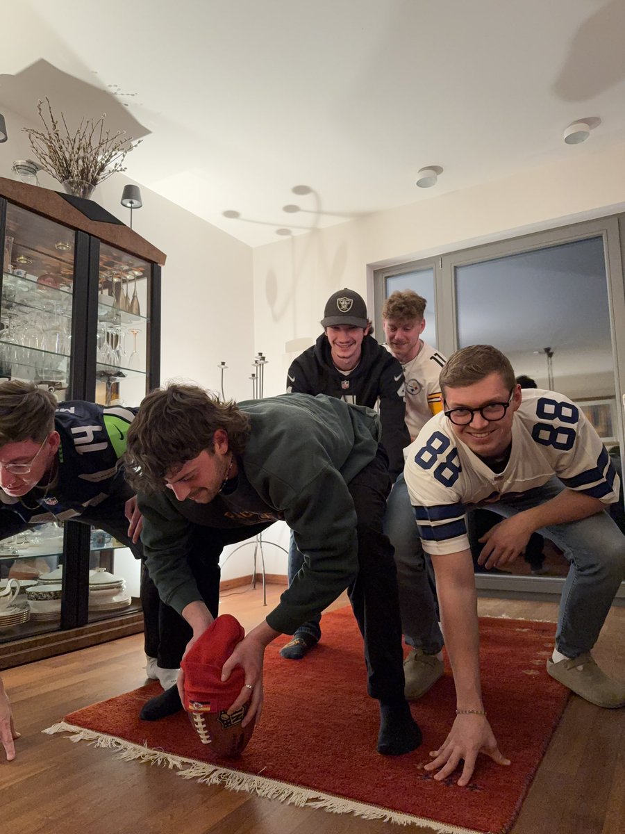 overtime_takes's tweet photo. Unsere Teams mal wieder nur mit Teilnehmerurkunde dieses Jahr. Trotzdem freuen wir uns auf ein knackiges Football-Fest 🔥 

#tushpush #rtlnfl #endzn #SuperBowl https://t.co/rreOjVLWbW