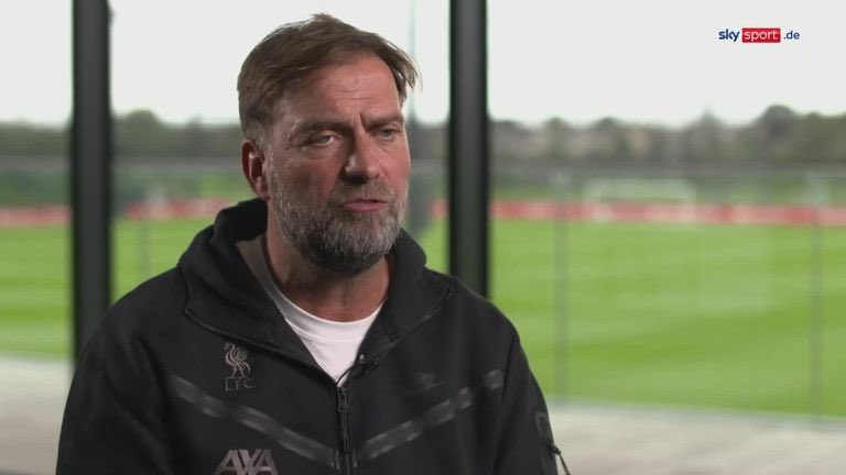 Jürgen Klopp (SKYde): “Jose Mourinho influencer mi olmuş? Eskiden saha kenarında ağlardı artık sosyal medyaya geçmiş. PL’de bize saldırıyordu, La Liga’ya gitti Barcelona’ya saldırdı şimdi ise Galatasaray’ın arkasında kalmış olacak ki onlara saldırıyor.”