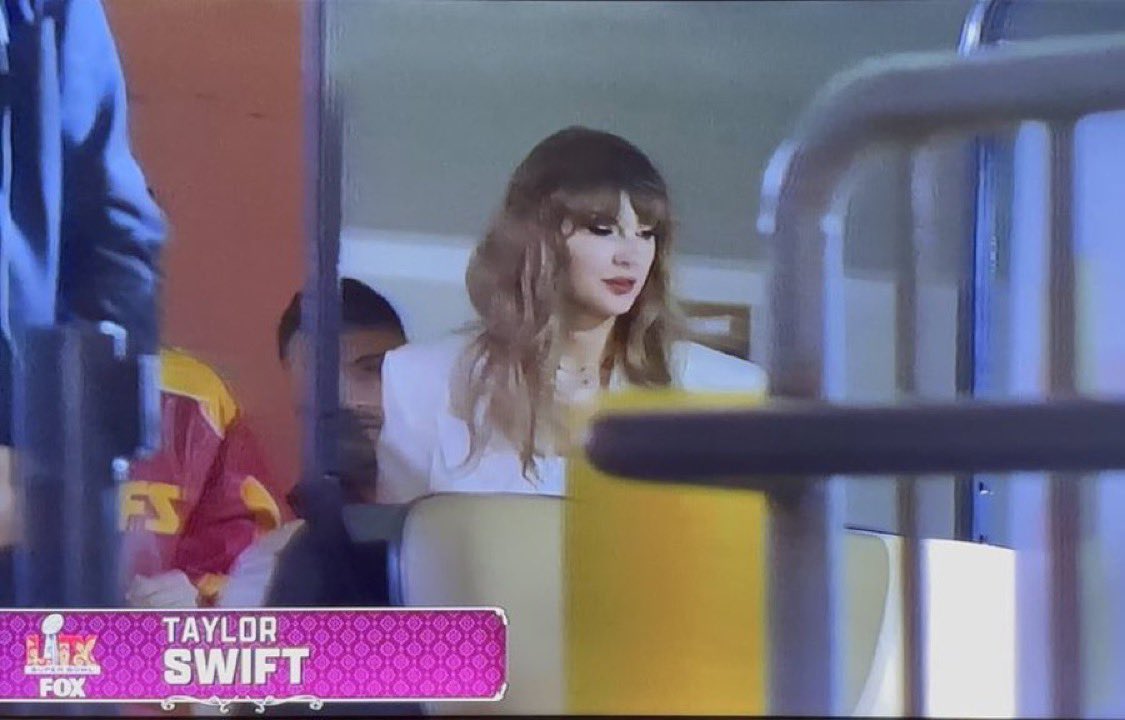 SwiftNewsDept's tweet photo. Taylor Swift has arrived to the Superbowl!! #SuperBowl https://t.co/zmGfRS4IUS