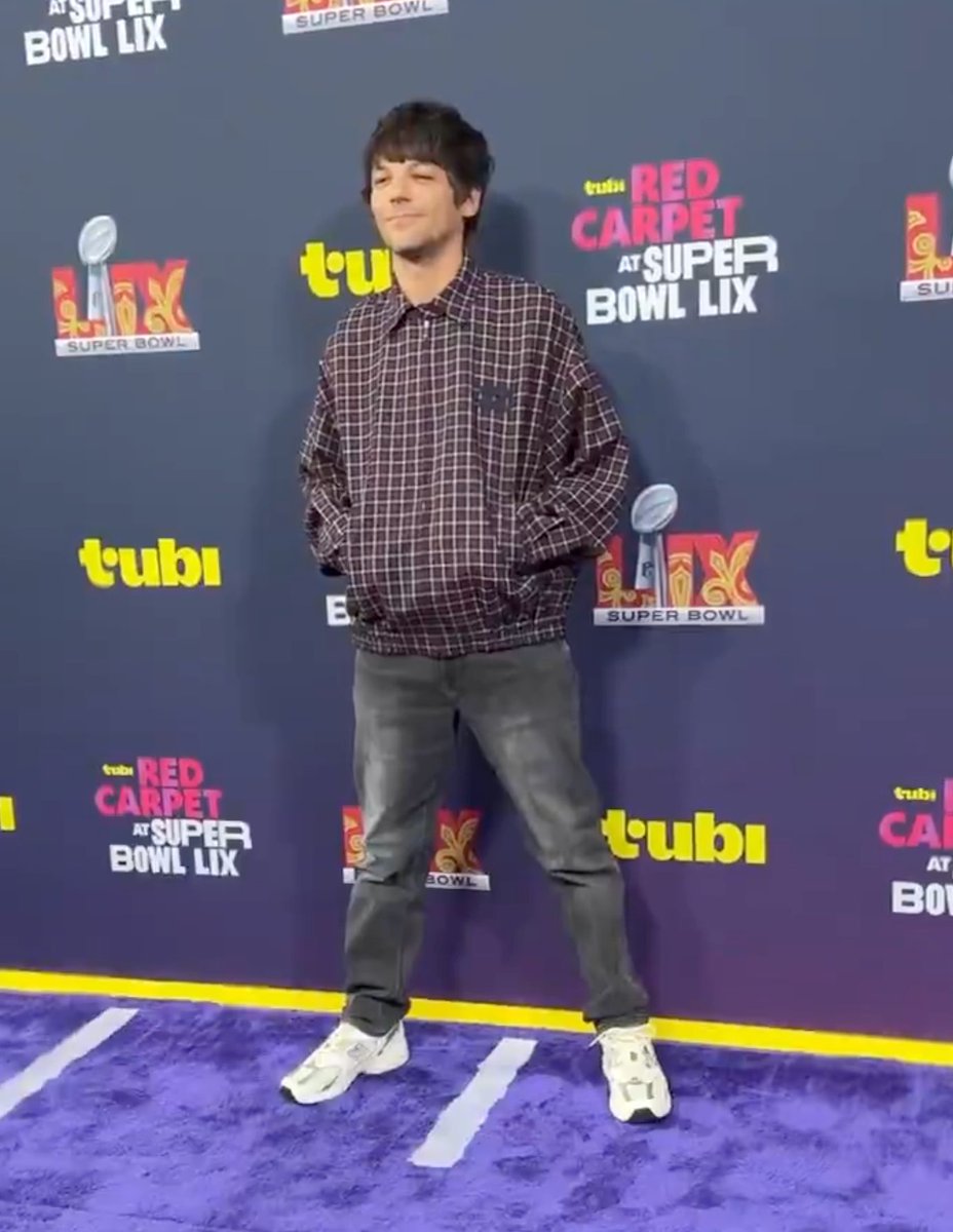 voguelatam's tweet photo. Louis Tomlinson también está presente en el #SuperBowl 2025. El ex One Direction otra de los presentes y desfiló por la alfombra roja que la plataforma de streaming Tubi realiza antes del partido. Mira todo lo que pasa EN VIVO en el #SuperBowlLIX aquí: https://t.co/leV9Gmz3WQ https://t.co/xQv5d5nThu