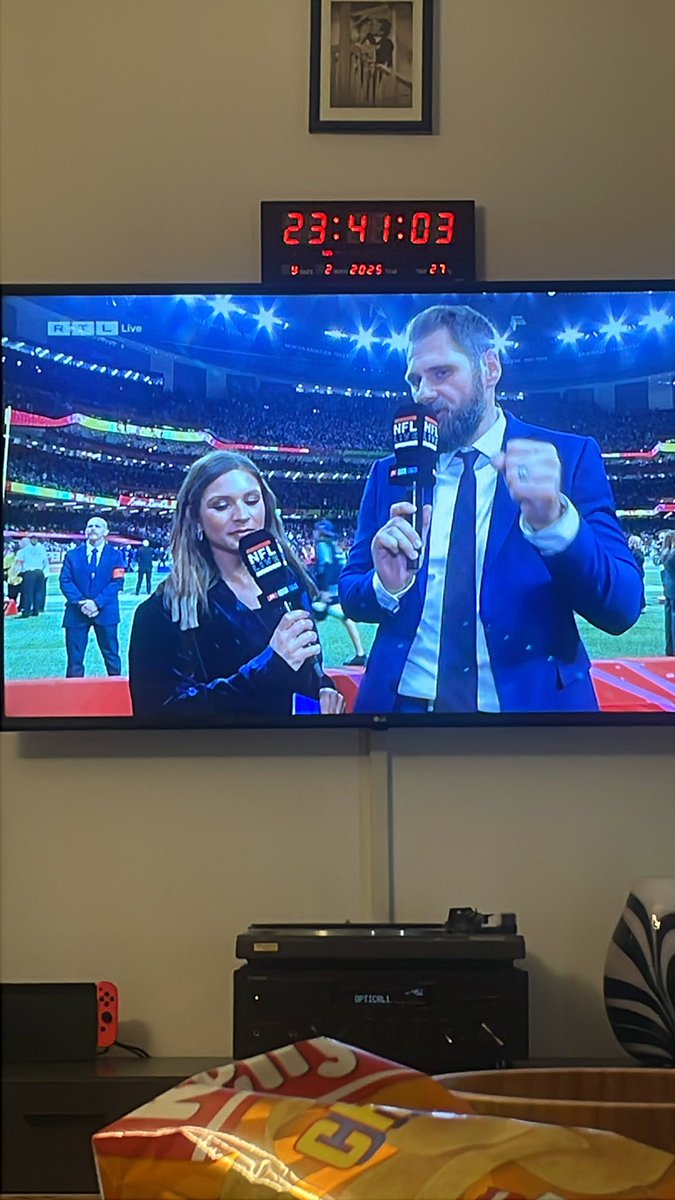 Raqxsz's tweet photo. @RTLNFL  #RTLNFL  Ich schaue den Superbowl mit meinen Bruder , schöne Grüße aus Österreich und liebe Grüße an Jana🤙🤙 https://t.co/qVNnDiew9I