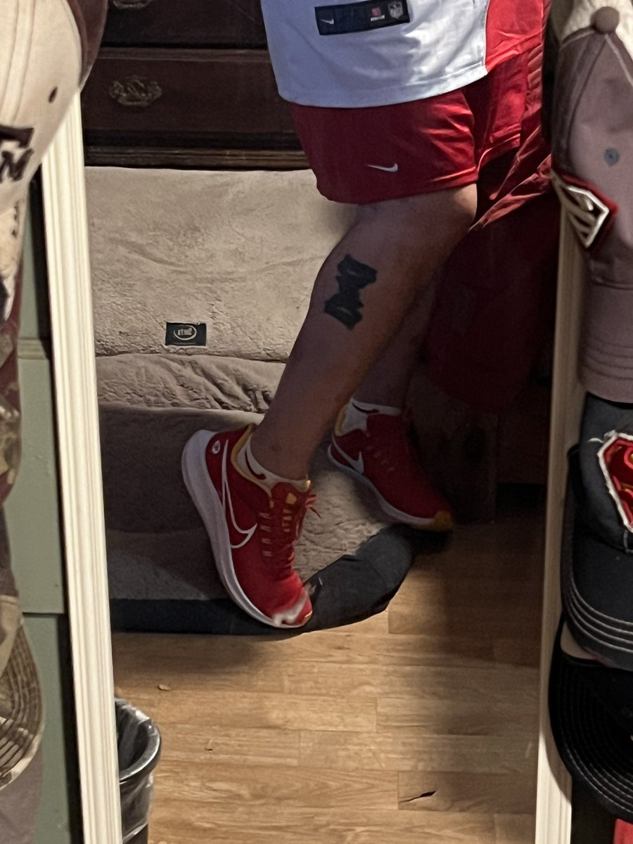 Baseball25dave1's tweet image. Finally sporting my daughter’s birthday gifts. I know someone is gonna say something, but she told me it was time to get rid of my old gear and start wearing gear for a team that actually wins and is going to continue to winning. #SuperbowlLIX #LetsGoChiefs #Kelce87 #Nike