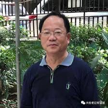 DXDWX999's tweet photo. 质疑李克强的死因，就等于怀疑习近平是幕后凶手！
新华社记者顾万明曾公开质疑李克强死因，他于2023年10月30日向党中共中央、国务院发出公开信，要求彻查李克强死因，给全国人民一个交代。为此，他已被取消公职人员的一切退休待遇！
他曾在公开信中提出五点诉求：
1. 停止遗体火化安排，以待调查；
2. 成立党中央、国务院联合调查组，查清李克强死亡真相，给党员和人民一个交代；
3. 对所有相关人员进行调查鉴别，并相应追究责任；
4. 遗体解剖；
5. 成立治丧委员会，给李克强以应当的礼葬规格。