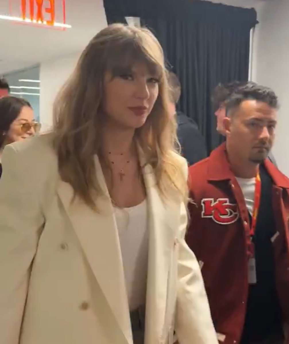 🚨| Taylor Swift is wearing a necklace with a "T" on it at the #Superbowl!