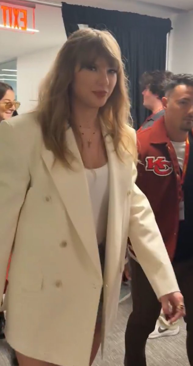 gilmxres's tweet image. both of them wearing blazers oh I smiled 😁 it’s a mother convention