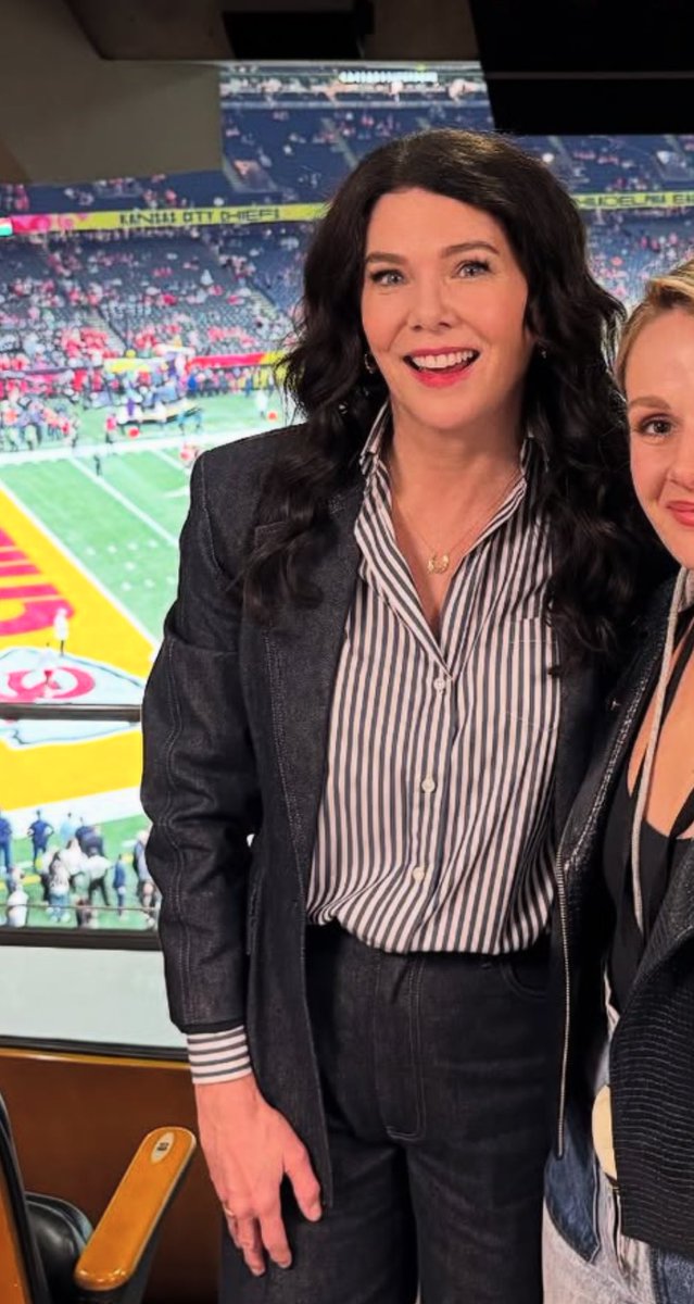 gilmxres's tweet image. both of them wearing blazers oh I smiled 😁 it’s a mother convention