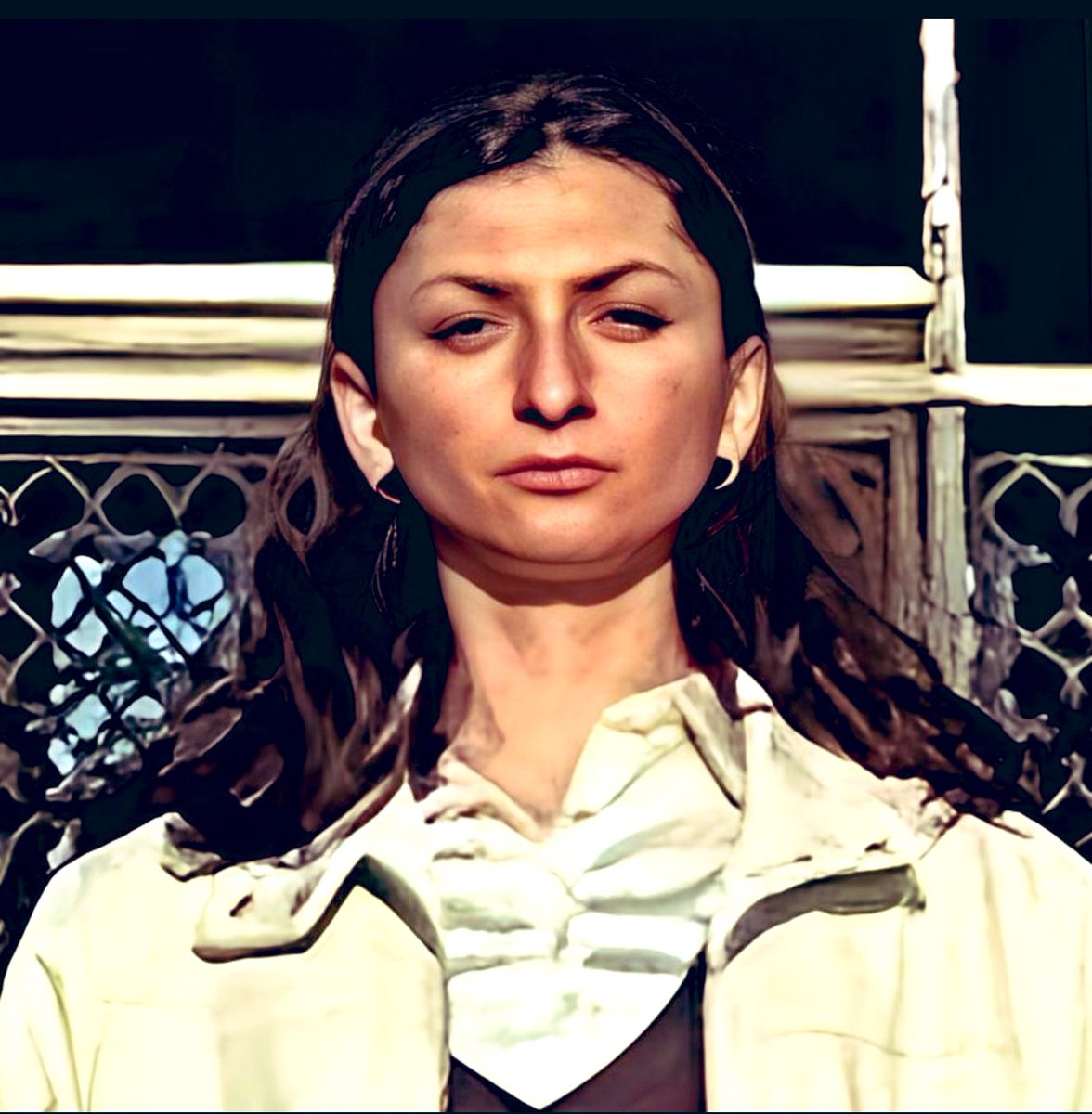 ……….”öyle ,uzaktan ölüme yollanan umut gibi ;hayretle ,gıptayla seyrederiz,kendimiz “……..!!!!!!!

                “.                        .”