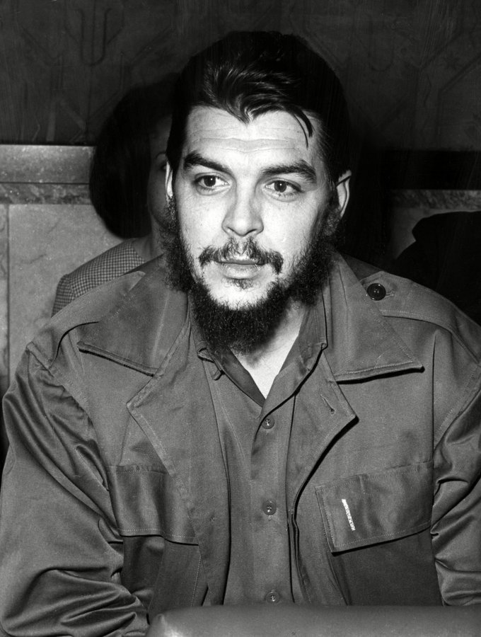 9/02/1960 El Consejo de Ministros reconoce a Ernesto Guevara como Ciudadano Cubano por Nacimiento, lo que acogerá diciendo:
"En dondequiera que me pare sentiré la responsabilidad de ser revolucionario cubano y como tal actuaré". #CheViveEntreNosotros
