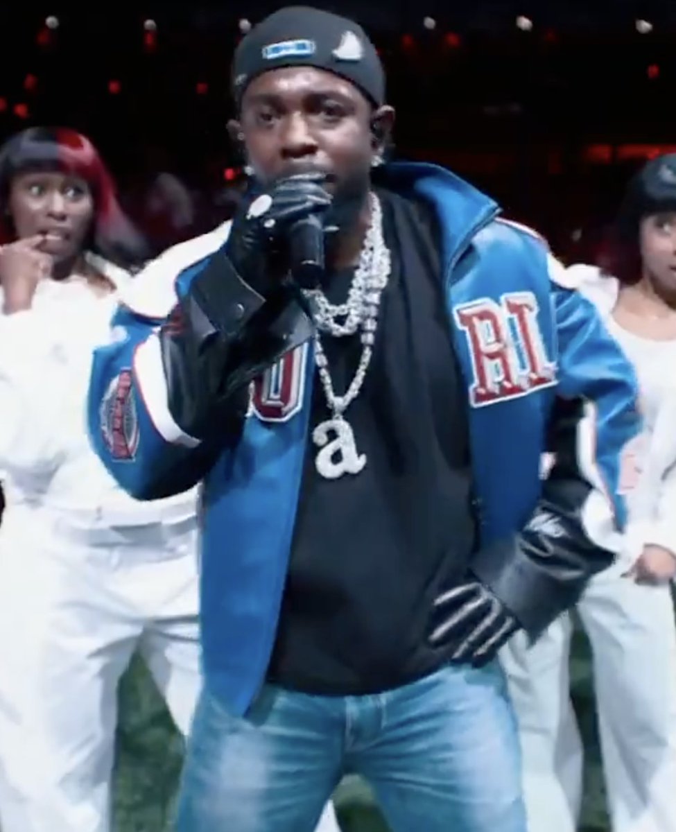 Covers's tweet photo. Hold on, was Kendrick wearing an "a minor" chain during the halftime show? 💀💀💀 https://t.co/K0IJdB3yAf