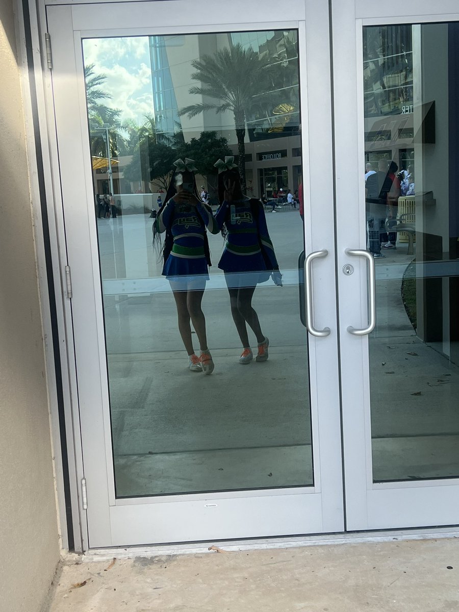 amiri4sav's tweet photo. day 1 &amp; 2 #wehit0 #grandchamps #ringmeplease💚💙🫶🏻 https://t.co/mc6b9IDrHY