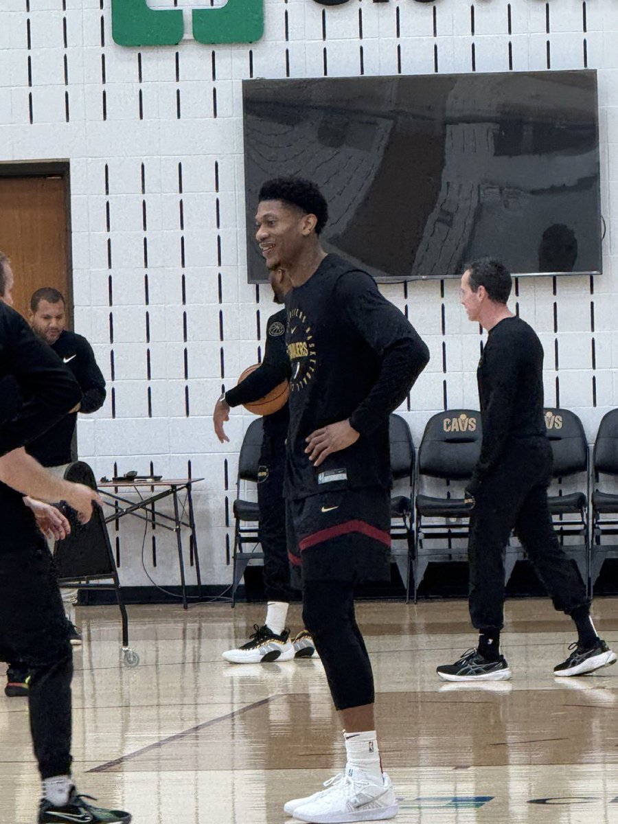 Look at this sick photo I got of Deandre Hunter practicing earlier! don't know why this guy put his watermark over MY photo